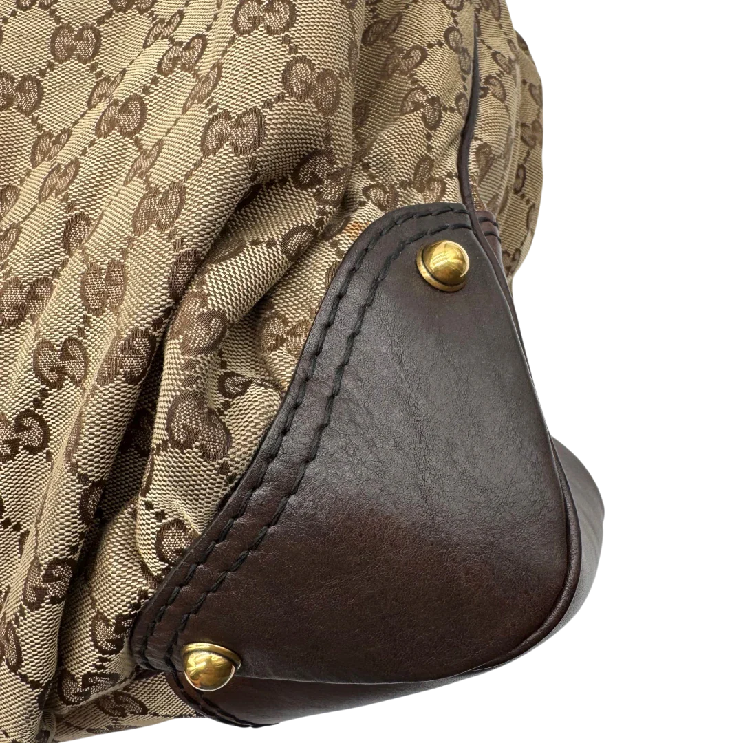 https://cdn.shopify.com/s/files/1/0564/9376/8855/files/Gucci_Schultertasche_Jockey_Hobo_large_monogram_beige_14.webp?v=1783516120