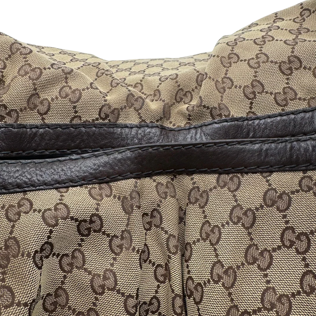 https://cdn.shopify.com/s/files/1/0564/9376/8855/files/Gucci_Schultertasche_Jockey_Hobo_large_monogram_beige_16.webp?v=1783516121