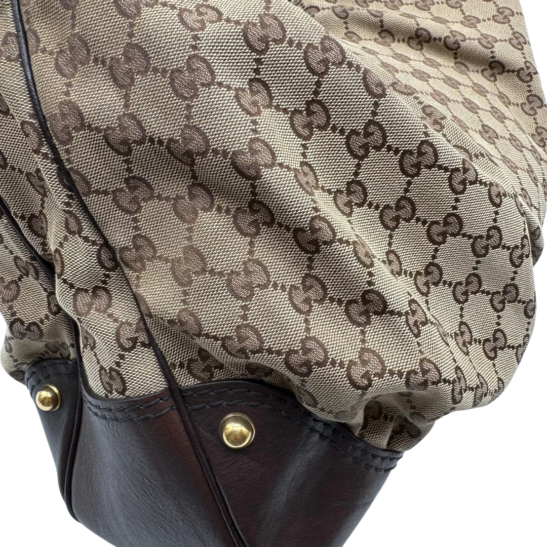 https://cdn.shopify.com/s/files/1/0564/9376/8855/files/Gucci_Schultertasche_Jockey_Hobo_large_monogram_beige_17.webp?v=1783516120