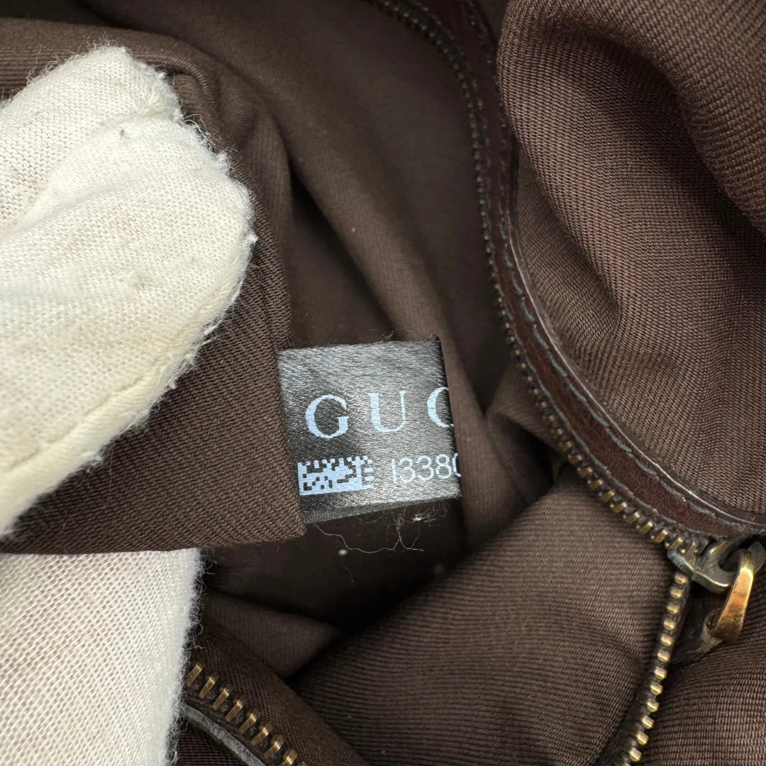 https://cdn.shopify.com/s/files/1/0564/9376/8855/files/Gucci_Schultertasche_Jockey_Hobo_large_monogram_beige_21.webp?v=1783516120