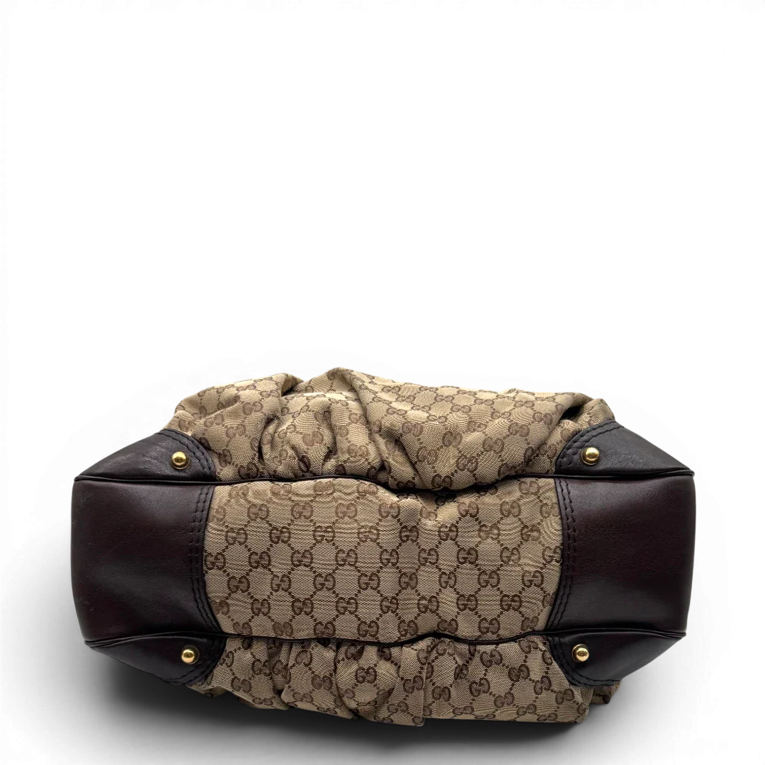 https://cdn.shopify.com/s/files/1/0564/9376/8855/files/Gucci_Schultertasche_Jockey_Hobo_large_monogram_beige_5.webp?v=1783516120