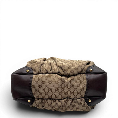 https://cdn.shopify.com/s/files/1/0564/9376/8855/files/Gucci_Schultertasche_Jockey_Hobo_large_monogram_beige_5.webp?v=1783516120
