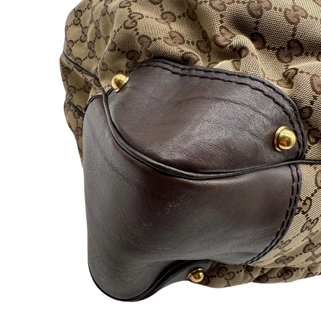 https://cdn.shopify.com/s/files/1/0564/9376/8855/files/Gucci_Schultertasche_Jockey_Hobo_large_monogram_beige_6.webp?v=1783516121