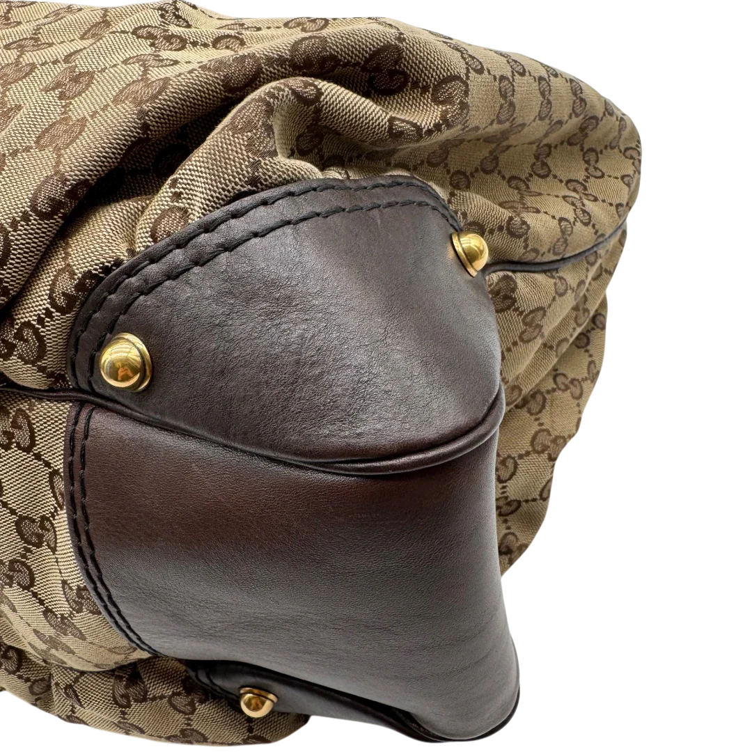 https://cdn.shopify.com/s/files/1/0564/9376/8855/files/Gucci_Schultertasche_Jockey_Hobo_large_monogram_beige_7.webp?v=1783516120