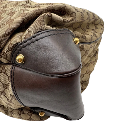 https://cdn.shopify.com/s/files/1/0564/9376/8855/files/Gucci_Schultertasche_Jockey_Hobo_large_monogram_beige_7.webp?v=1783516120