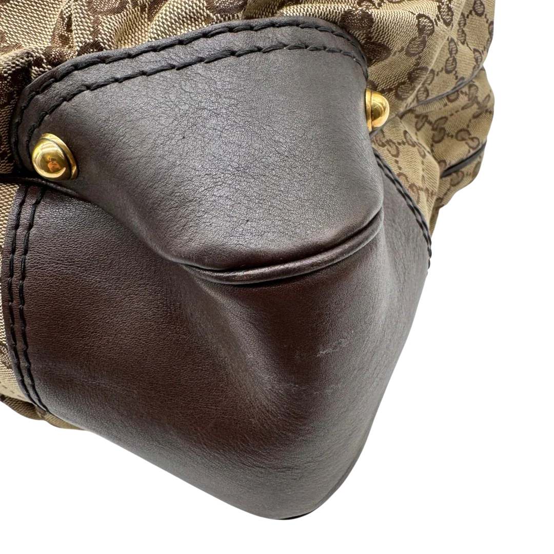 https://cdn.shopify.com/s/files/1/0564/9376/8855/files/Gucci_Schultertasche_Jockey_Hobo_large_monogram_beige_9.webp?v=1783516120