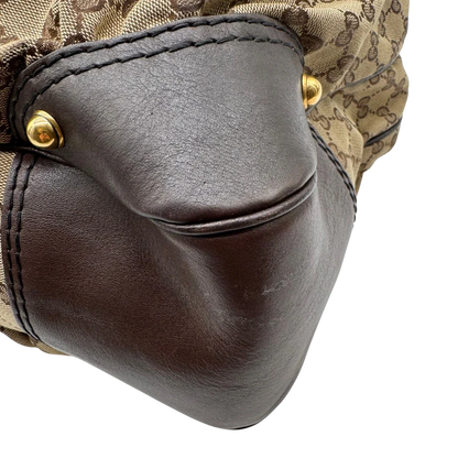 https://cdn.shopify.com/s/files/1/0564/9376/8855/files/Gucci_Schultertasche_Jockey_Hobo_large_monogram_beige_9.webp?v=1783516120