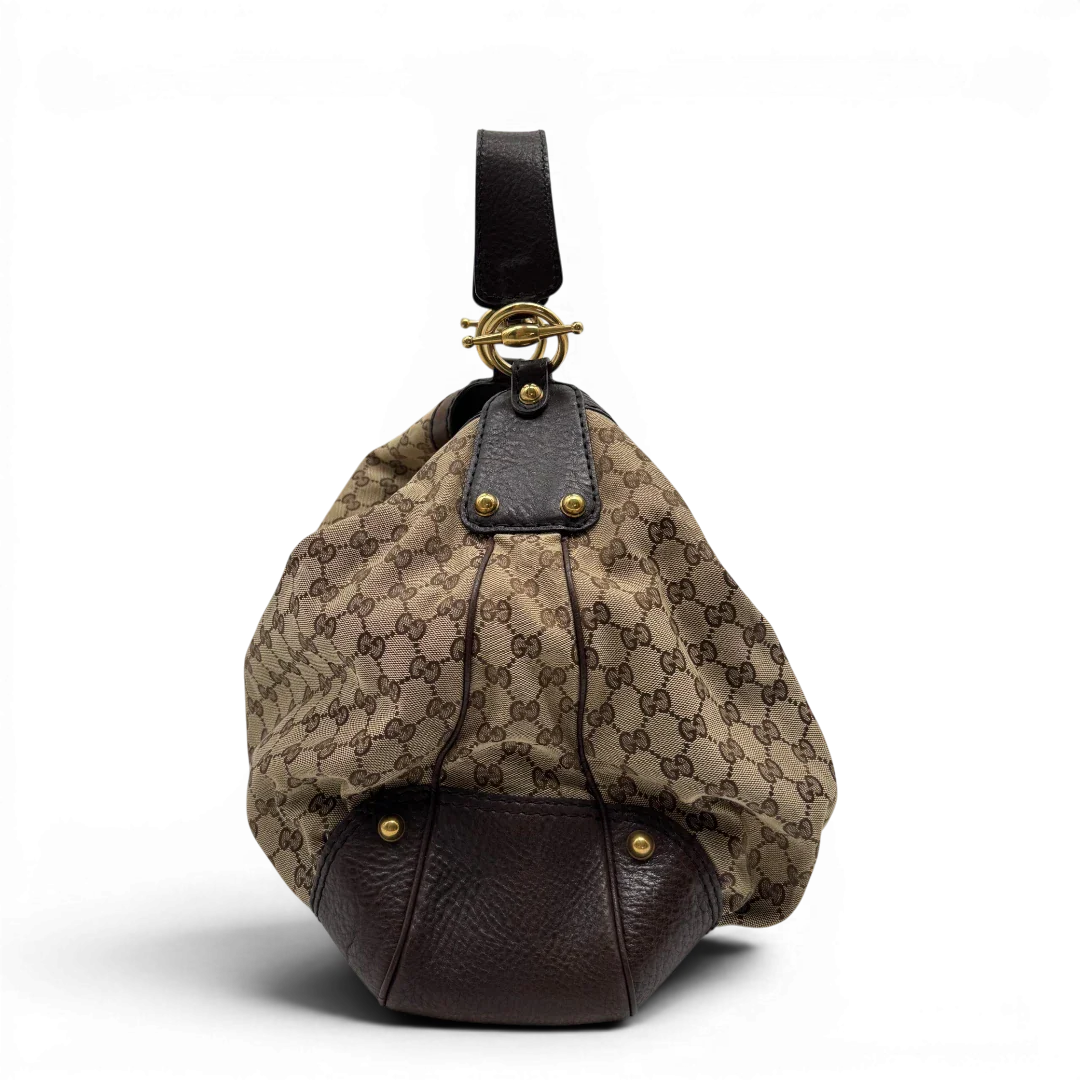 https://cdn.shopify.com/s/files/1/0564/9376/8855/files/Gucci_Schultertasche_Jockey_Hobo_large_monogram_beige_vintage_GG2152.webp?v=1779963372