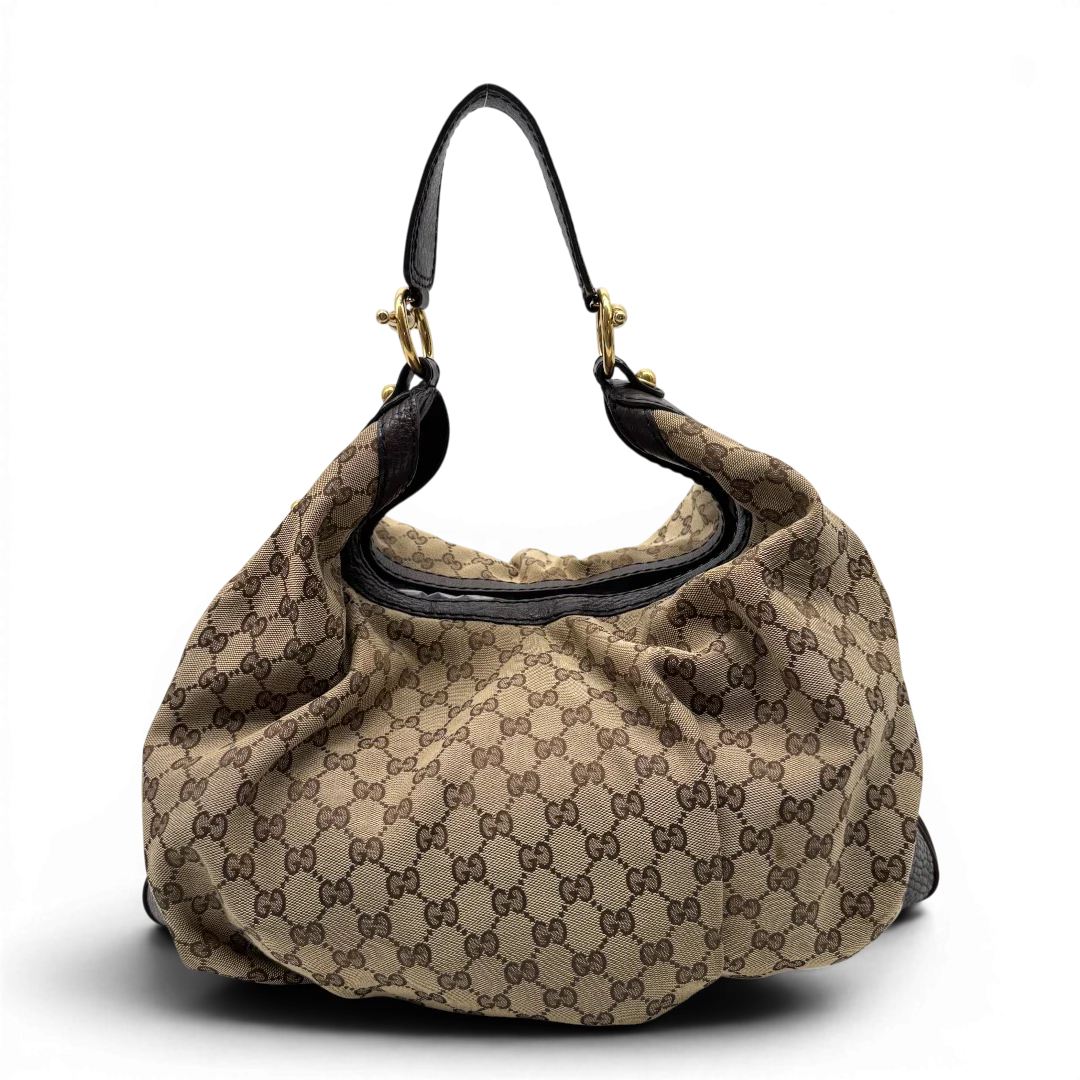 https://cdn.shopify.com/s/files/1/0564/9376/8855/files/Gucci_Schultertasche_Jockey_Hobo_large_monogram_beige_vintage_GG2153.webp?v=1779963382