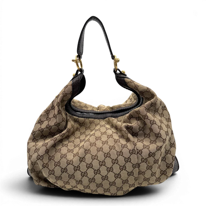 https://cdn.shopify.com/s/files/1/0564/9376/8855/files/Gucci_Schultertasche_Jockey_Hobo_large_monogram_beige_vintage_GG2153.webp?v=1779963382