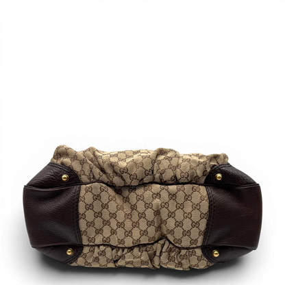 https://cdn.shopify.com/s/files/1/0564/9376/8855/files/Gucci_Schultertasche_Jockey_Hobo_large_monogram_beige_vintage_GG2154.webp?v=1779963371