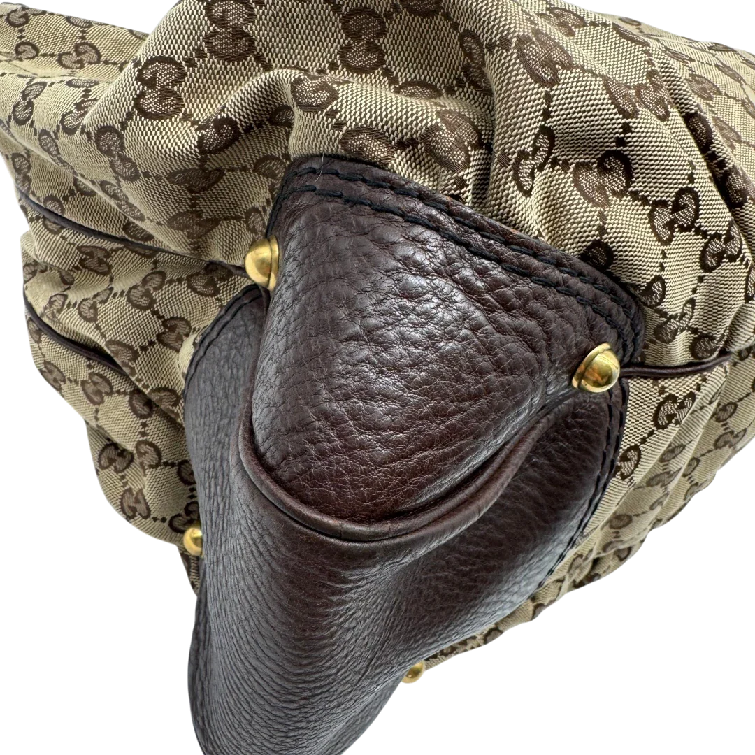 https://cdn.shopify.com/s/files/1/0564/9376/8855/files/Gucci_Schultertasche_Jockey_Hobo_large_monogram_beige_vintage_GG2155.webp?v=1779963372