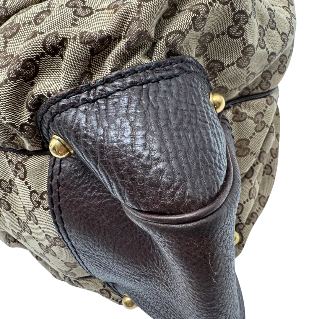 https://cdn.shopify.com/s/files/1/0564/9376/8855/files/Gucci_Schultertasche_Jockey_Hobo_large_monogram_beige_vintage_GG2156.webp?v=1779963372