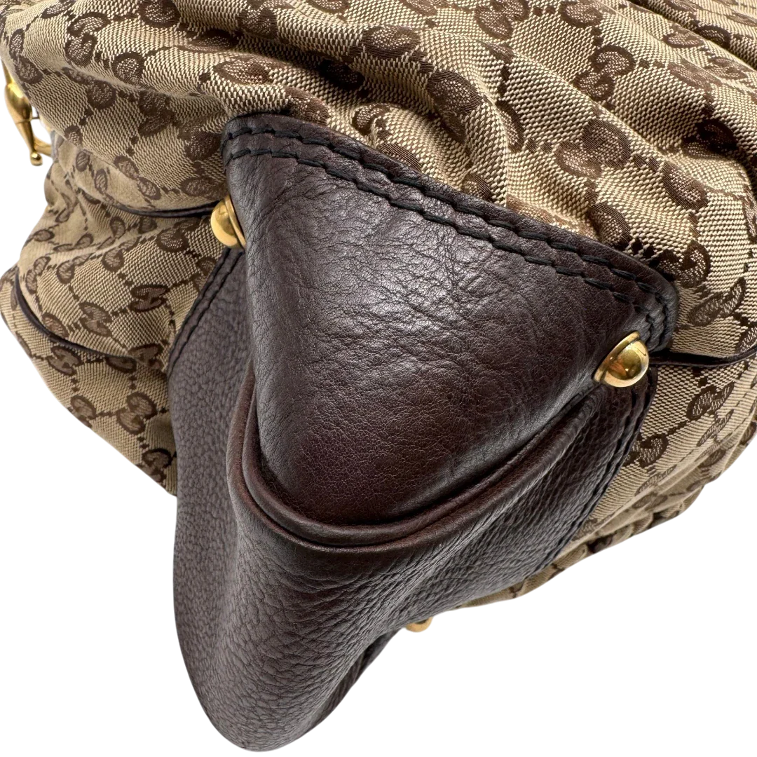 https://cdn.shopify.com/s/files/1/0564/9376/8855/files/Gucci_Schultertasche_Jockey_Hobo_large_monogram_beige_vintage_GG2157.webp?v=1779963373