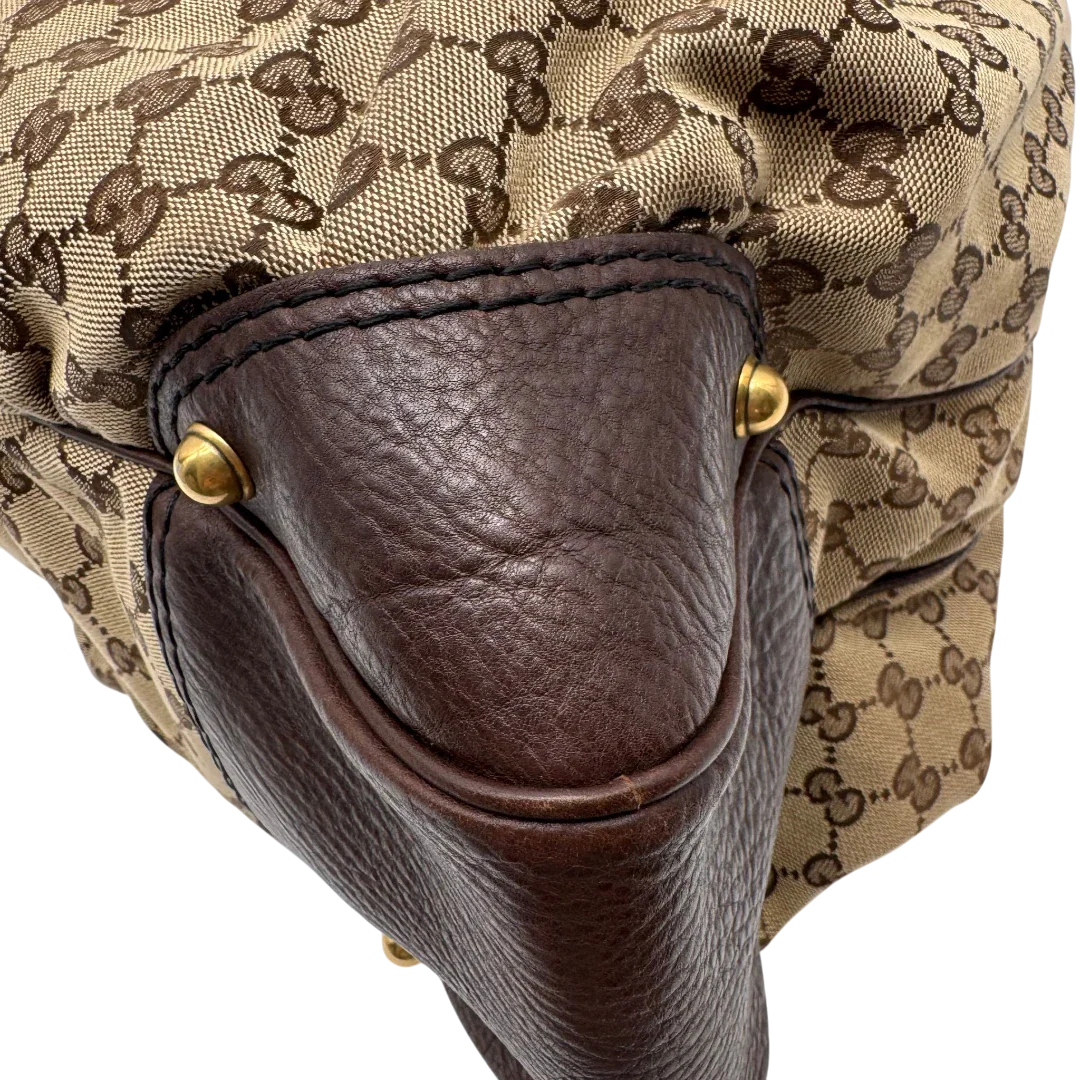 https://cdn.shopify.com/s/files/1/0564/9376/8855/files/Gucci_Schultertasche_Jockey_Hobo_large_monogram_beige_vintage_GG2158.webp?v=1779963372