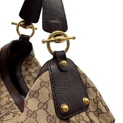 https://cdn.shopify.com/s/files/1/0564/9376/8855/files/Gucci_Schultertasche_Jockey_Hobo_large_monogram_beige_vintage_GG2160.webp?v=1779963372
