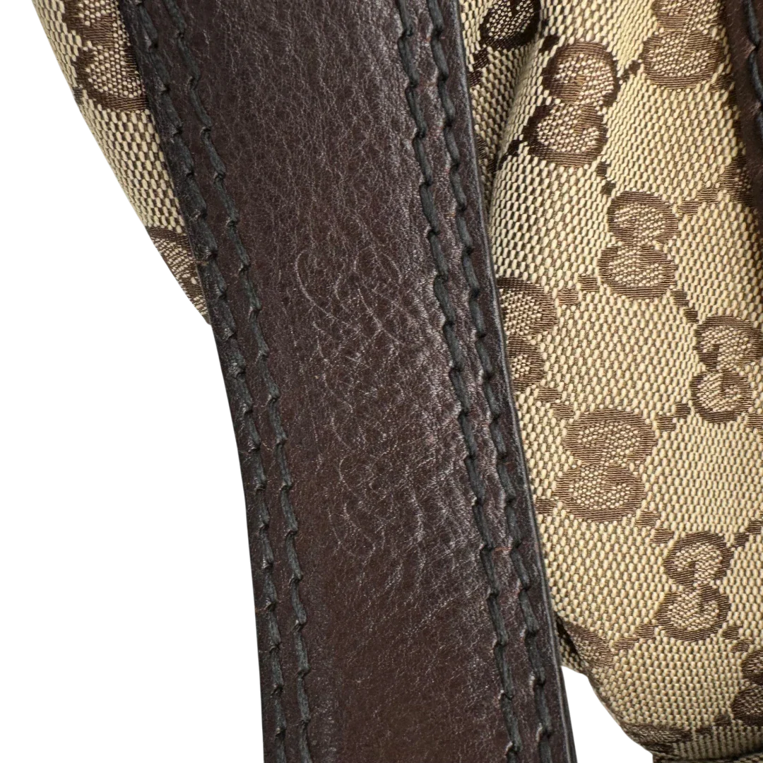 https://cdn.shopify.com/s/files/1/0564/9376/8855/files/Gucci_Schultertasche_Jockey_Hobo_large_monogram_beige_vintage_GG2165.webp?v=1779963372