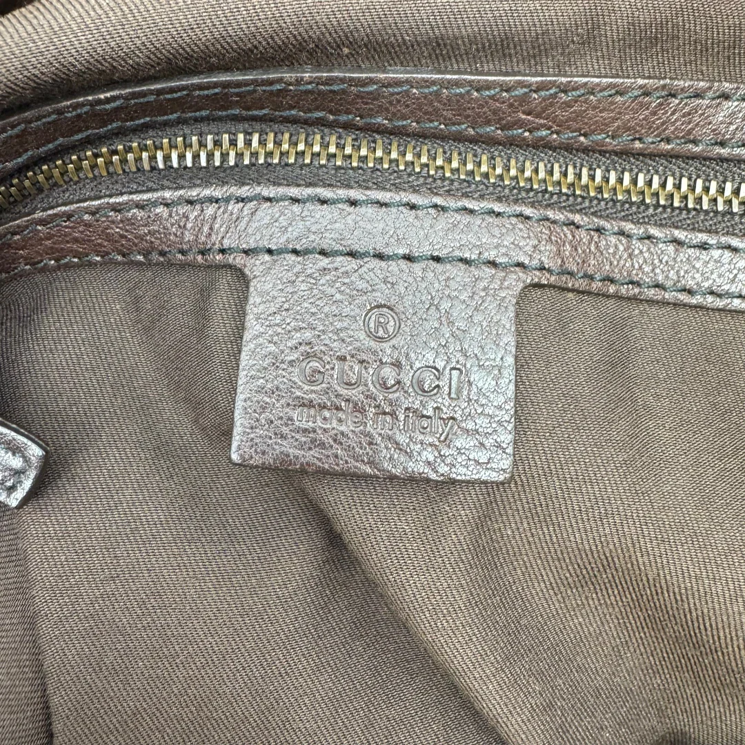 https://cdn.shopify.com/s/files/1/0564/9376/8855/files/Gucci_Schultertasche_Jockey_Hobo_large_monogram_beige_vintage_GG2167.webp?v=1779963372