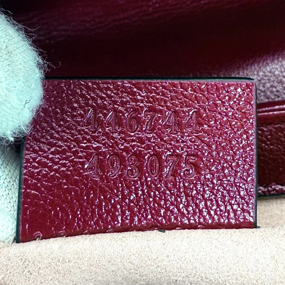https://cdn.shopify.com/s/files/1/0564/9376/8855/files/Gucci_Schultertasche_Marmont_Small_GG_Beige_Canvas_Patchwork_vintage_GG_2200.webp?v=1772705540