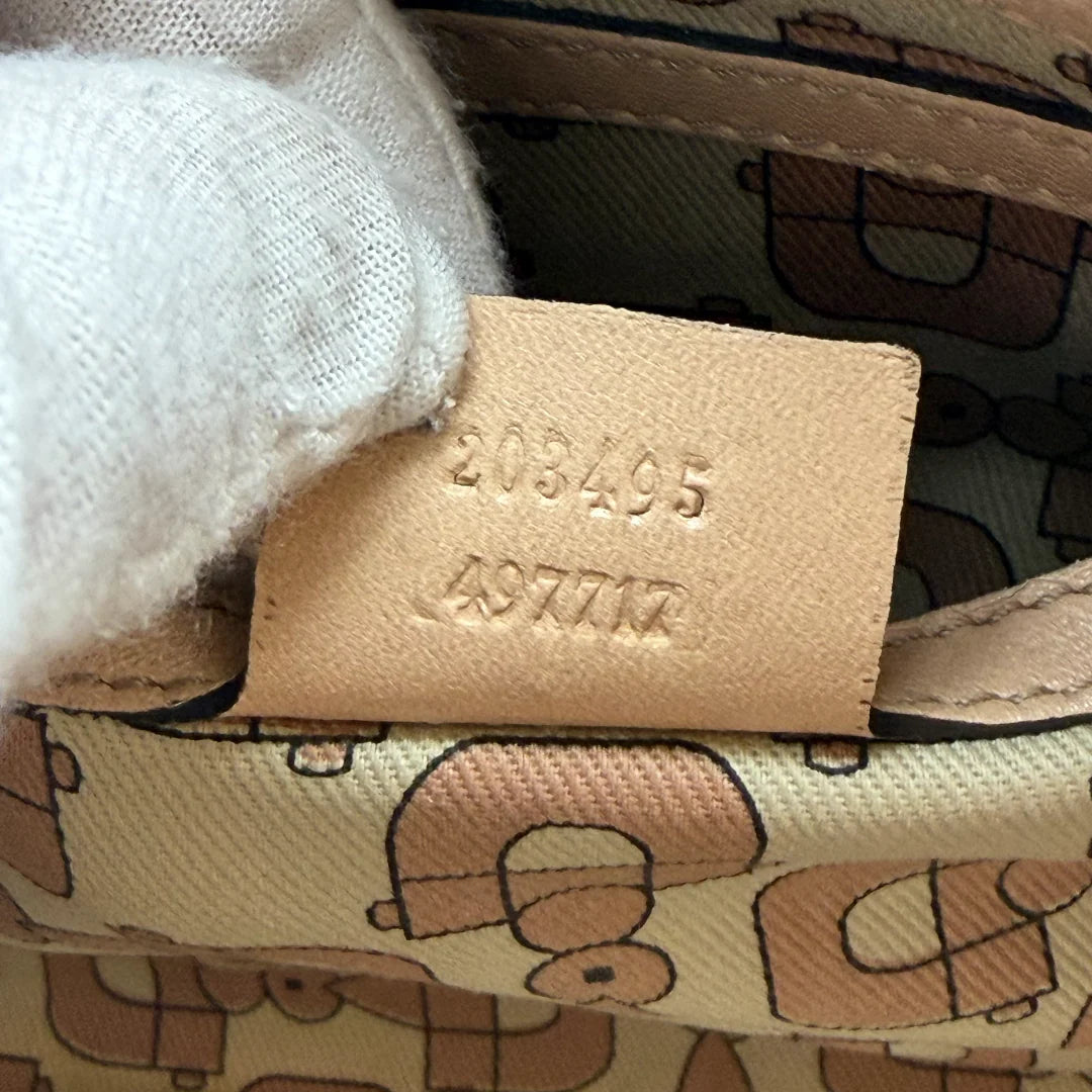 https://cdn.shopify.com/s/files/1/0564/9376/8855/files/Gucci_Schultertasche_New_Jackie_aus_Leder_monogram_beige_vintage_GG_0395.webp?v=1771409489