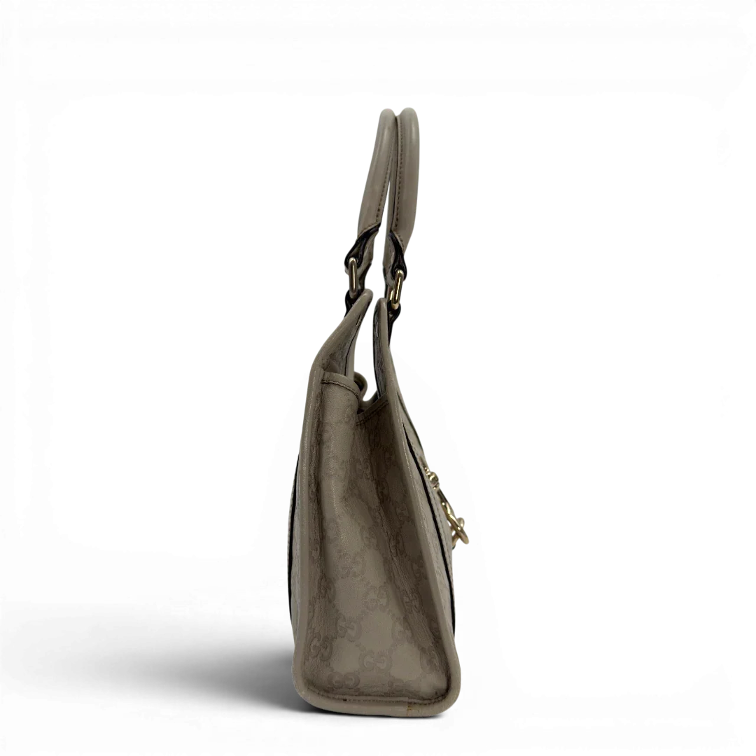 https://cdn.shopify.com/s/files/1/0564/9376/8855/files/Gucci_Schultertasche_New_Jackie_small_aus_Leder_monogram_weiss_vintage_GG7190.webp?v=1778669916