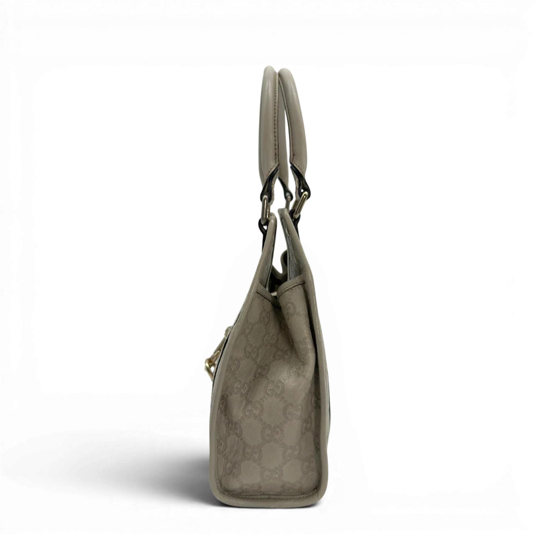 https://cdn.shopify.com/s/files/1/0564/9376/8855/files/Gucci_Schultertasche_New_Jackie_small_aus_Leder_monogram_weiss_vintage_GG7191.webp?v=1778669917