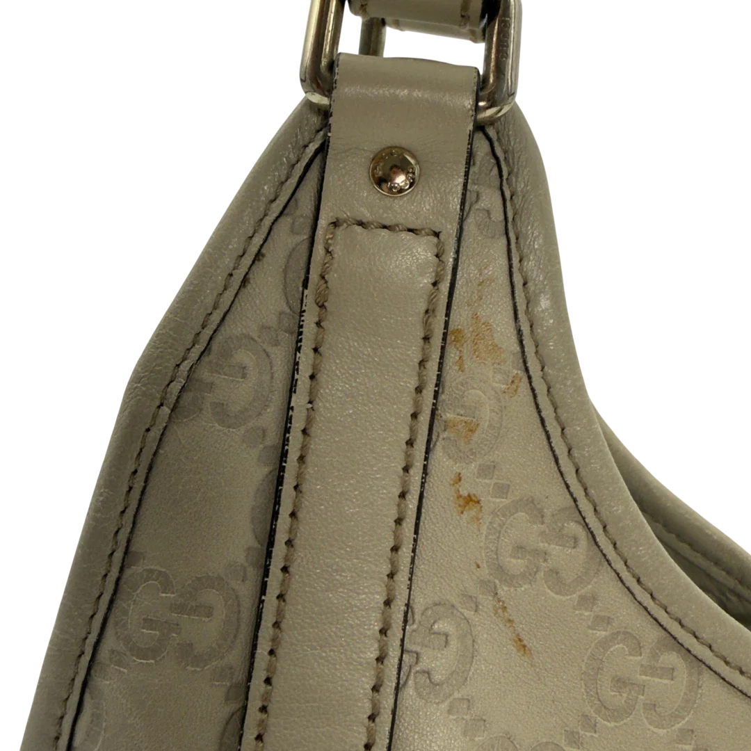 https://cdn.shopify.com/s/files/1/0564/9376/8855/files/Gucci_Schultertasche_New_Jackie_small_aus_Leder_monogram_weiss_vintage_GG7205.webp?v=1778669917