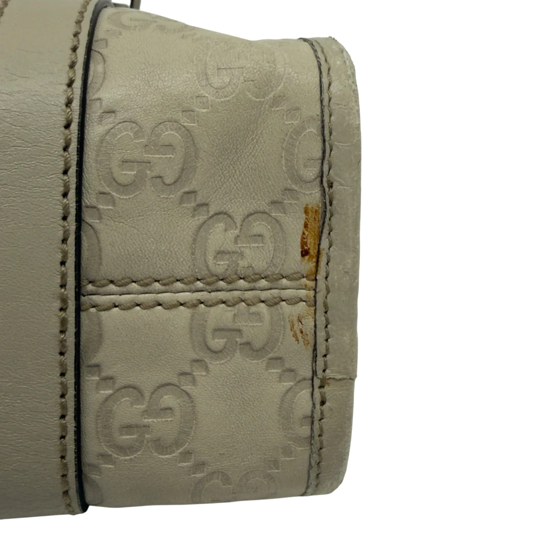 https://cdn.shopify.com/s/files/1/0564/9376/8855/files/Gucci_Schultertasche_New_Jackie_small_aus_Leder_monogram_weiss_vintage_GG7206.webp?v=1778669917
