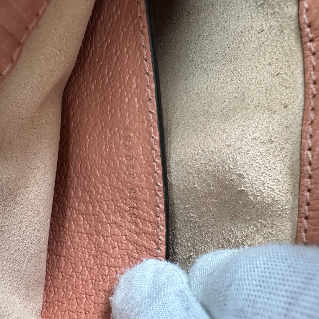 https://cdn.shopify.com/s/files/1/0564/9376/8855/files/Gucci_Schultertasche_Ophidia_Small_GG_Supreme_rosa_vintage_GG_1682.webp?v=1767925256