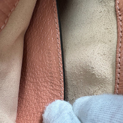 https://cdn.shopify.com/s/files/1/0564/9376/8855/files/Gucci_Schultertasche_Ophidia_Small_GG_Supreme_rosa_vintage_GG_1682.webp?v=1767925256
