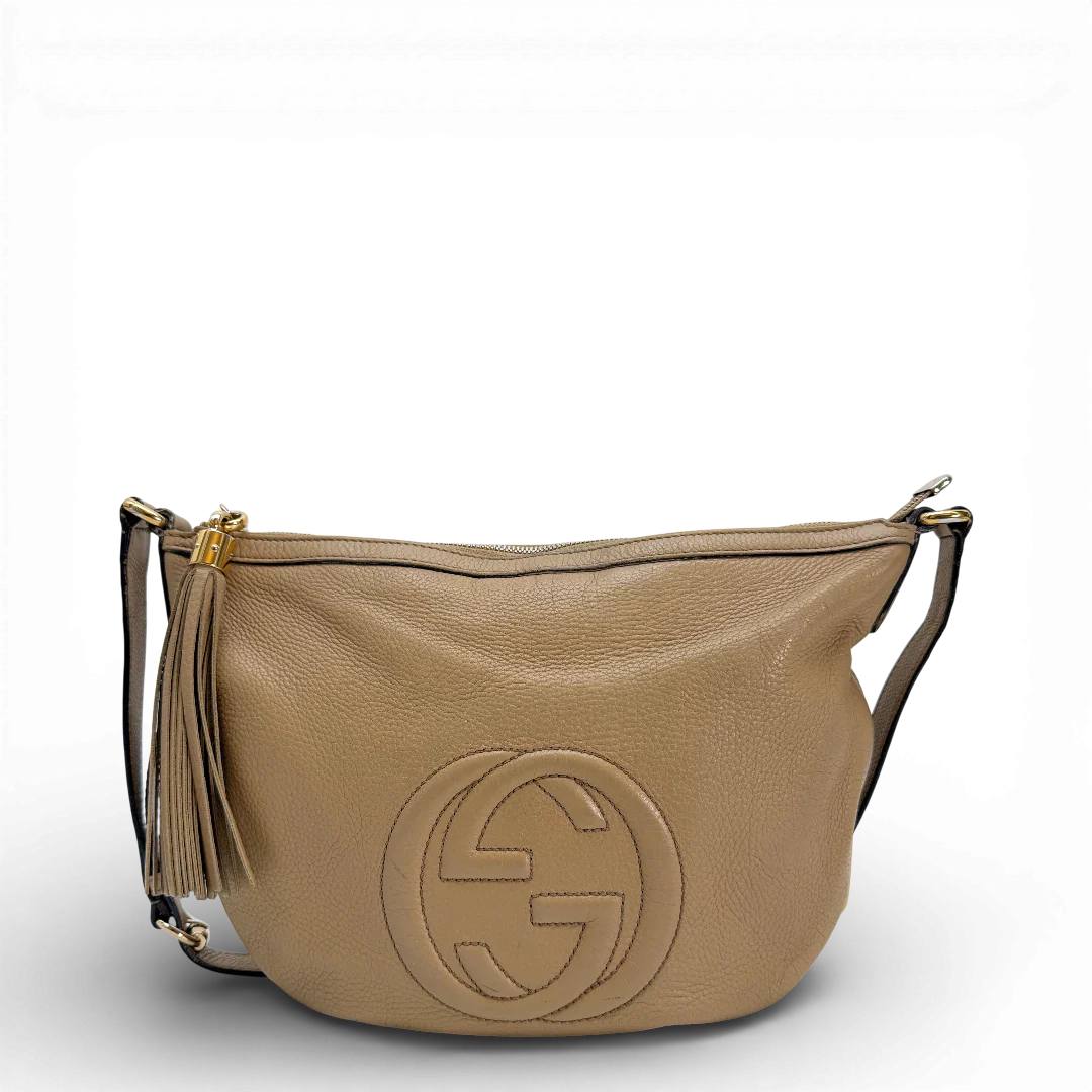 https://cdn.shopify.com/s/files/1/0564/9376/8855/files/Gucci_Schultertasche_Soho_aus_Leder_braun_vintage_GG_0398.webp?v=1771409614