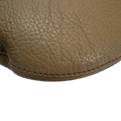 https://cdn.shopify.com/s/files/1/0564/9376/8855/files/Gucci_Schultertasche_Soho_aus_Leder_braun_vintage_GG_0406.webp?v=1771409774