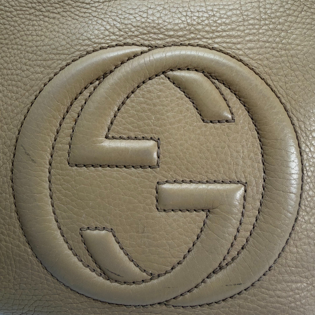 https://cdn.shopify.com/s/files/1/0564/9376/8855/files/Gucci_Schultertasche_Soho_aus_Leder_braun_vintage_GG_0409.webp?v=1771409774