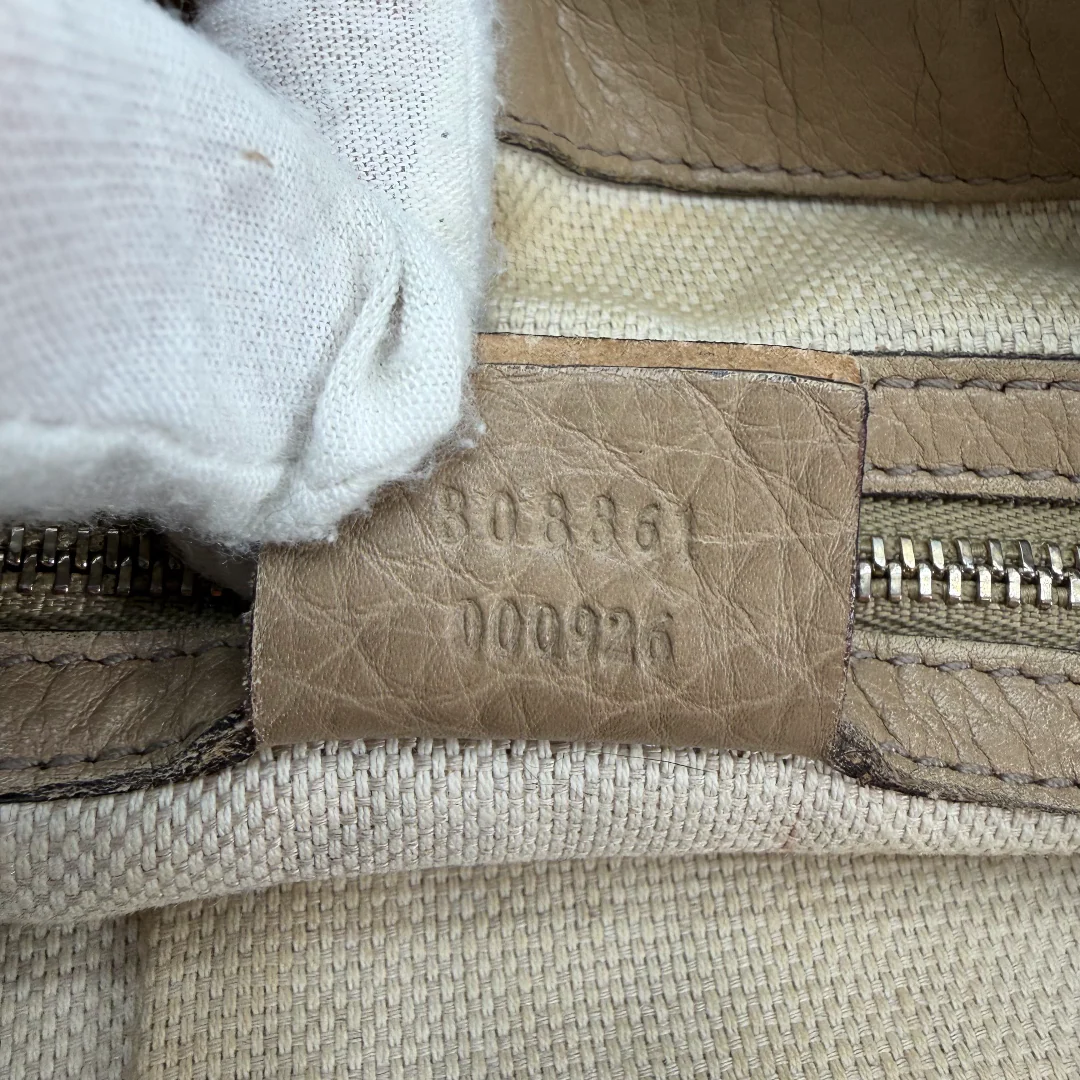 https://cdn.shopify.com/s/files/1/0564/9376/8855/files/Gucci_Schultertasche_Soho_aus_Leder_braun_vintage_GG_0415.webp?v=1771409774