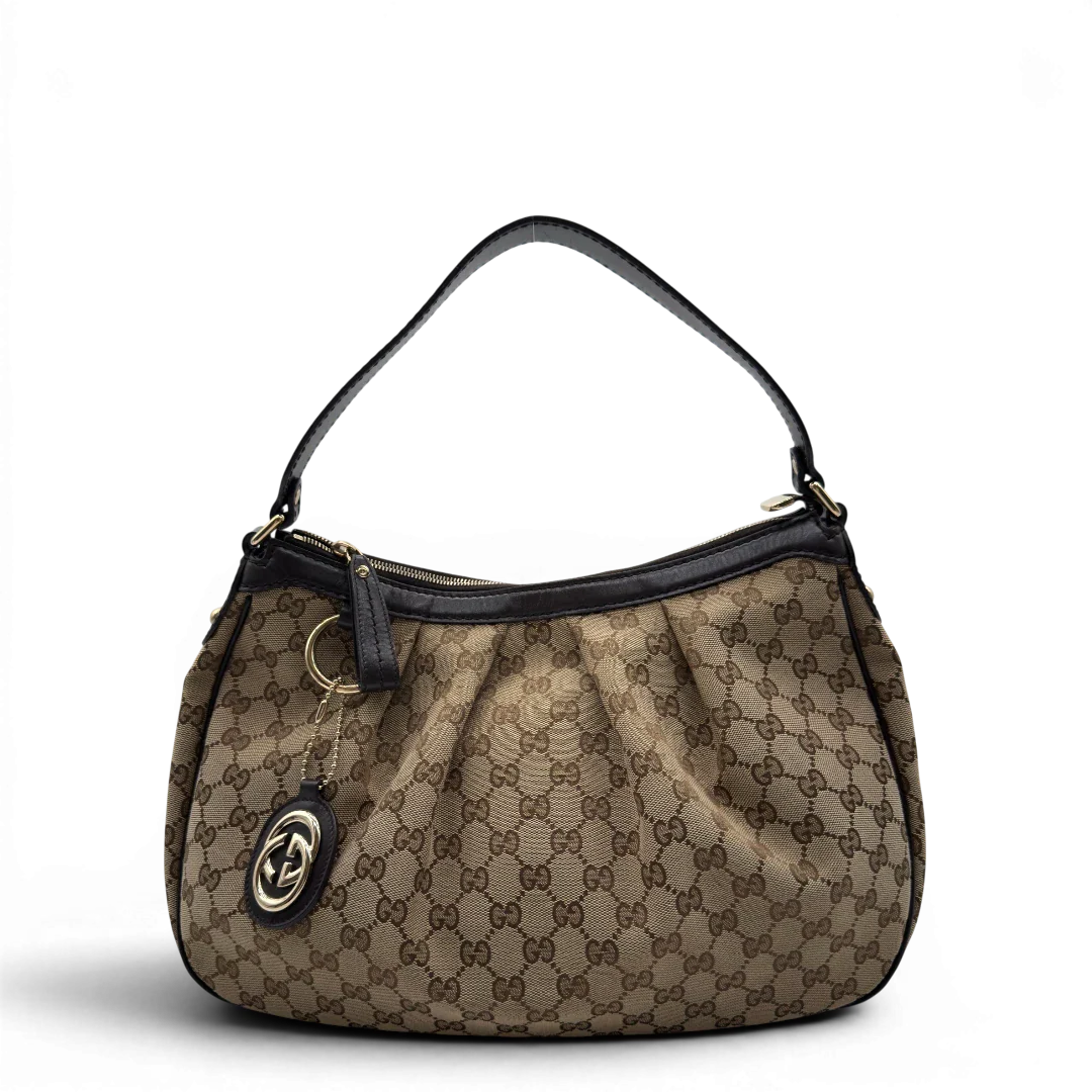 https://cdn.shopify.com/s/files/1/0564/9376/8855/files/Gucci_Schultertasche_Sukey_One_monogram_beige_1.webp?v=1781856423