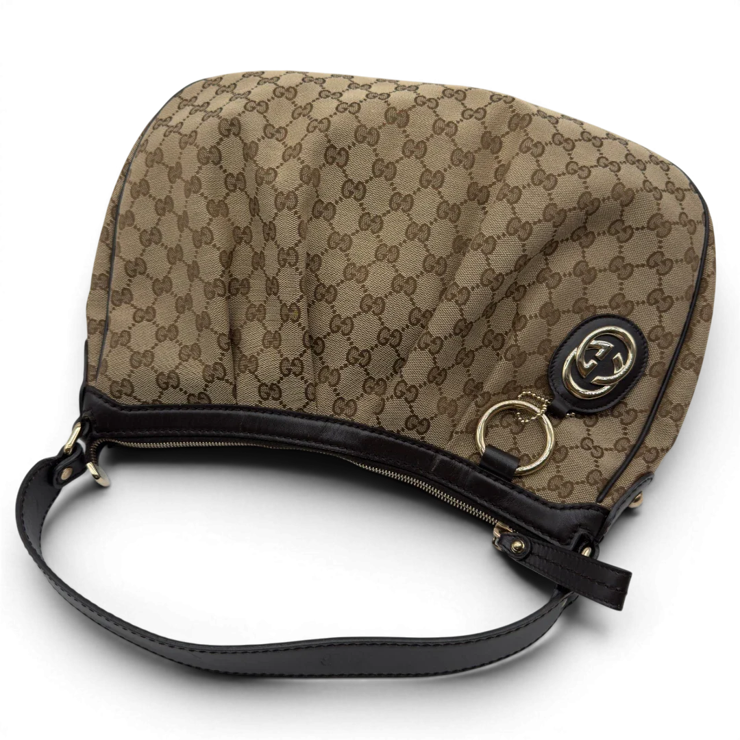 https://cdn.shopify.com/s/files/1/0564/9376/8855/files/Gucci_Schultertasche_Sukey_One_monogram_beige_10.webp?v=1781856423