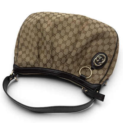 https://cdn.shopify.com/s/files/1/0564/9376/8855/files/Gucci_Schultertasche_Sukey_One_monogram_beige_10.webp?v=1781856423