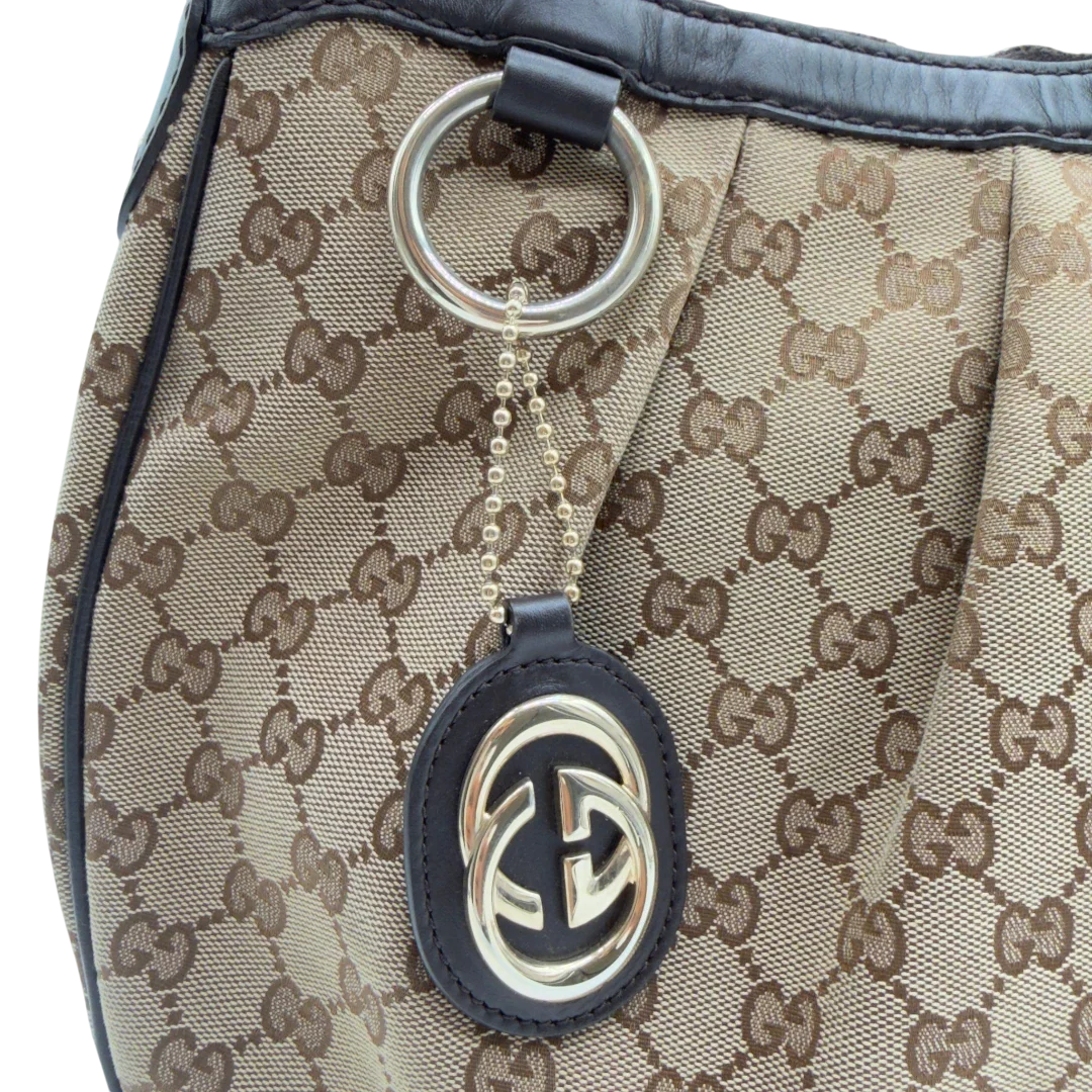 https://cdn.shopify.com/s/files/1/0564/9376/8855/files/Gucci_Schultertasche_Sukey_One_monogram_beige_10_c29e6c6b-56be-4fda-9a8c-1f14b09ab361.webp?v=1782384654
