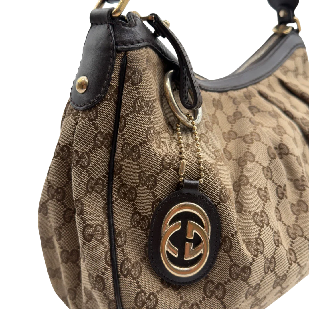 https://cdn.shopify.com/s/files/1/0564/9376/8855/files/Gucci_Schultertasche_Sukey_One_monogram_beige_11_24eac8b2-d0d4-43d5-9070-214704da9a7c.webp?v=1782906749