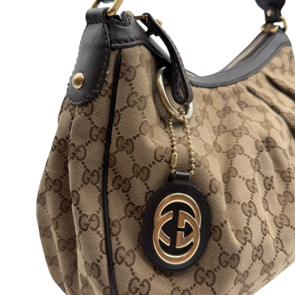 https://cdn.shopify.com/s/files/1/0564/9376/8855/files/Gucci_Schultertasche_Sukey_One_monogram_beige_11_24eac8b2-d0d4-43d5-9070-214704da9a7c.webp?v=1782906749