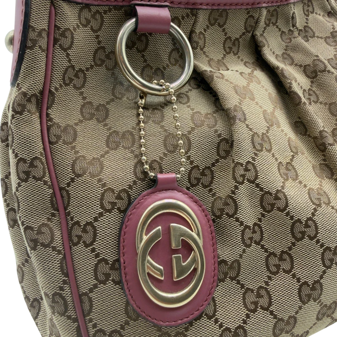 https://cdn.shopify.com/s/files/1/0564/9376/8855/files/Gucci_Schultertasche_Sukey_One_monogram_beige_11_3a609368-6ea8-4fd1-a493-279f12b87711.webp?v=1782384516
