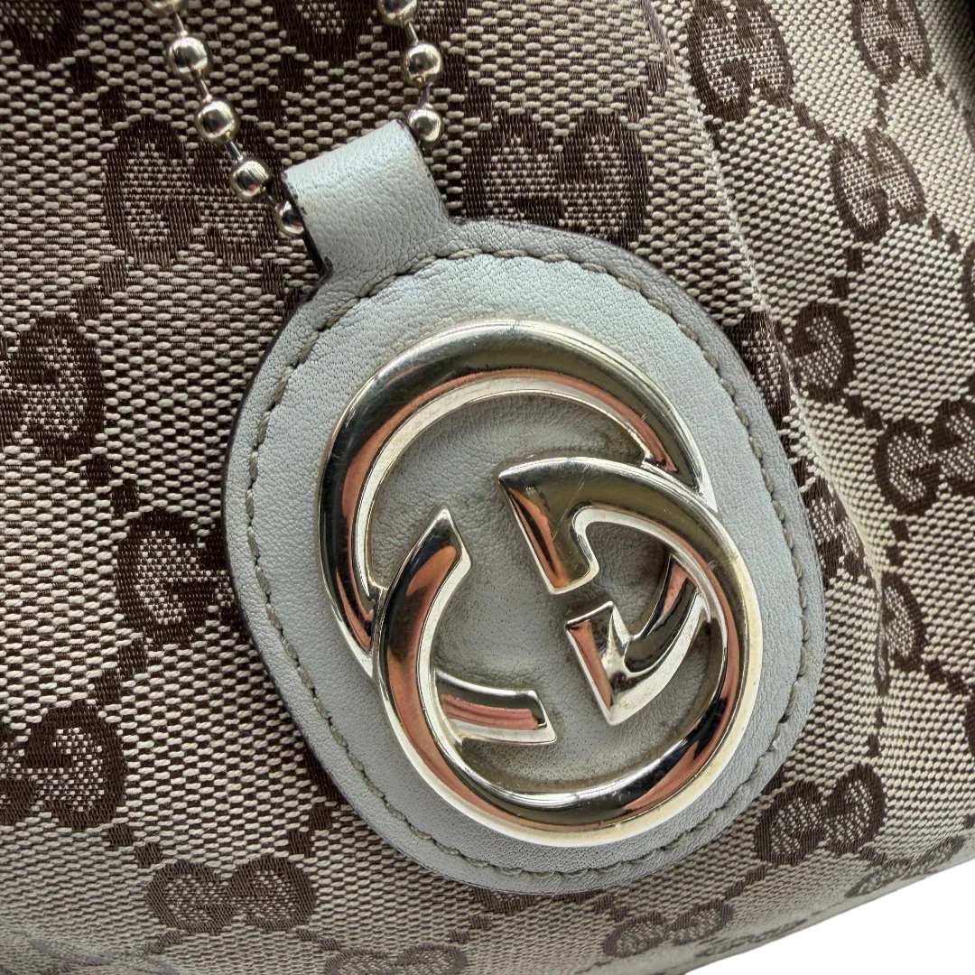 https://cdn.shopify.com/s/files/1/0564/9376/8855/files/Gucci_Schultertasche_Sukey_One_monogram_beige_11_e54a4909-5aa8-4f21-a47a-e863fb834572.webp?v=1782908525