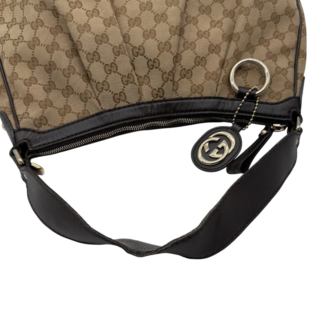 https://cdn.shopify.com/s/files/1/0564/9376/8855/files/Gucci_Schultertasche_Sukey_One_monogram_beige_12_b324abc5-0d46-48e7-9e69-5d99a61fd87e.webp?v=1782384653