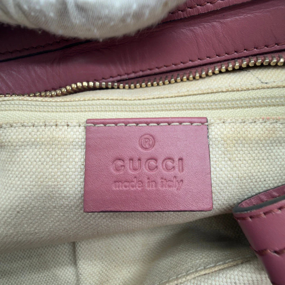 https://cdn.shopify.com/s/files/1/0564/9376/8855/files/Gucci_Schultertasche_Sukey_One_monogram_beige_13_103371b4-09ac-4efb-8046-9385a952202a.webp?v=1782384516