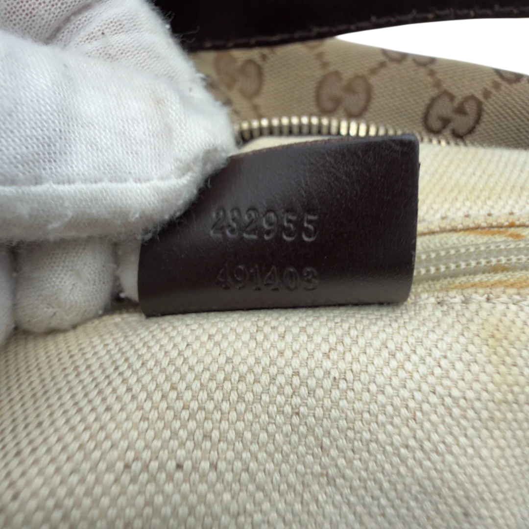 https://cdn.shopify.com/s/files/1/0564/9376/8855/files/Gucci_Schultertasche_Sukey_One_monogram_beige_14.webp?v=1781856423