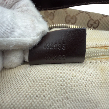 https://cdn.shopify.com/s/files/1/0564/9376/8855/files/Gucci_Schultertasche_Sukey_One_monogram_beige_14.webp?v=1781856423