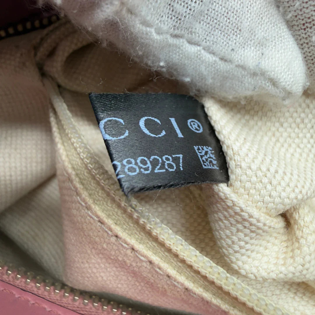 https://cdn.shopify.com/s/files/1/0564/9376/8855/files/Gucci_Schultertasche_Sukey_One_monogram_beige_16_174c3e7e-f946-415d-b9ae-2c85548684ee.webp?v=1782384515