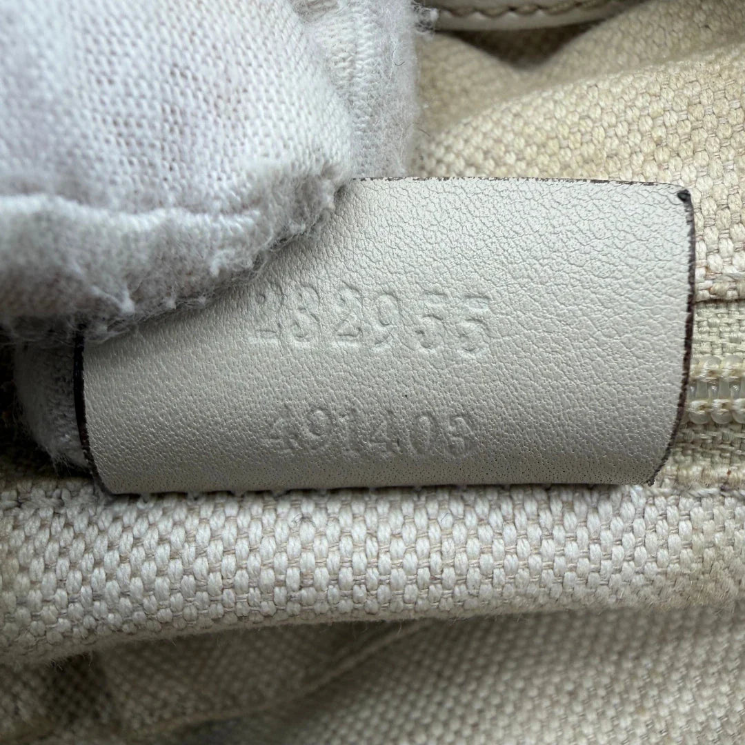 https://cdn.shopify.com/s/files/1/0564/9376/8855/files/Gucci_Schultertasche_Sukey_One_monogram_beige_16_f9db0cbd-dbdd-43d4-8d1c-3aad2f41a553.webp?v=1782908526