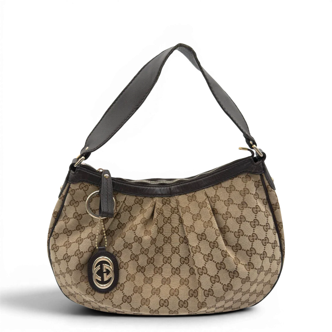https://cdn.shopify.com/s/files/1/0564/9376/8855/files/Gucci_Schultertasche_Sukey_One_monogram_beige_19.webp?v=1782384653