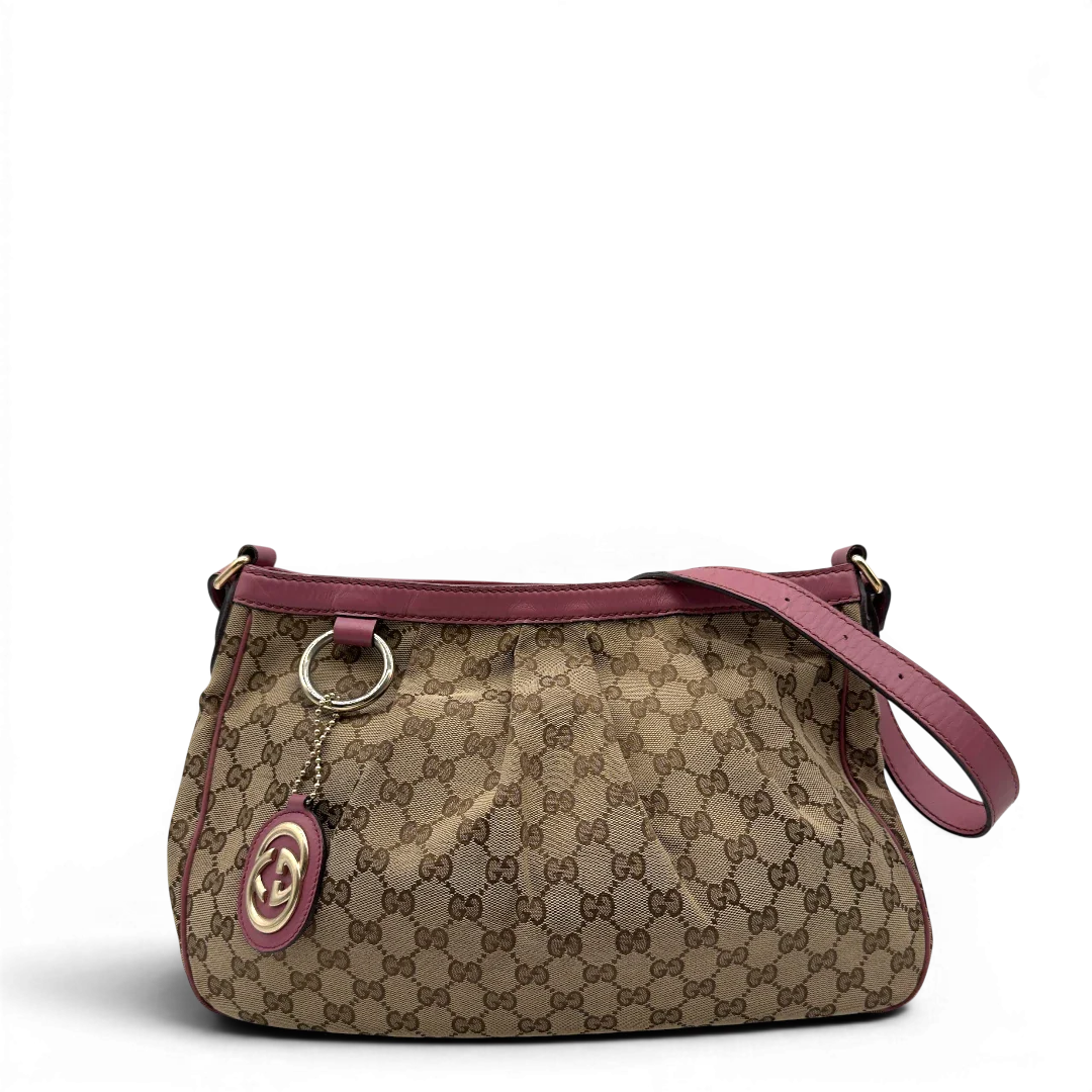 https://cdn.shopify.com/s/files/1/0564/9376/8855/files/Gucci_Schultertasche_Sukey_One_monogram_beige_1_269ea734-1374-4aea-8490-8c5520ea751d.webp?v=1782384516